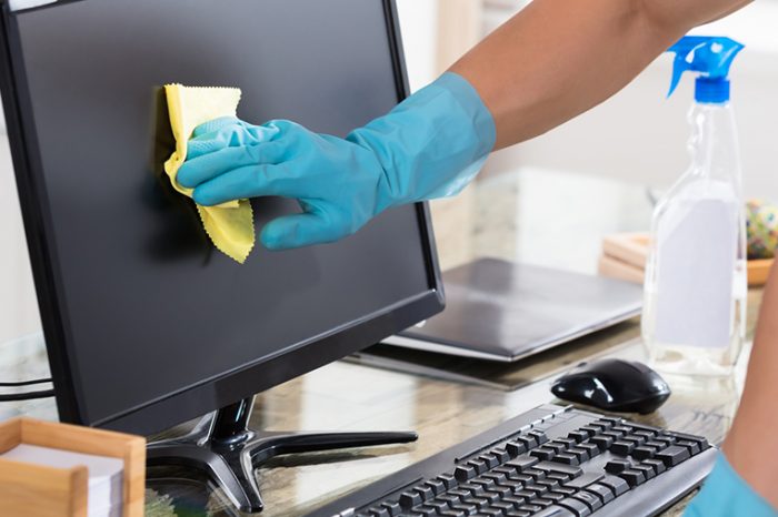 Computerreinigung mit Reinigungsmittel in Leer