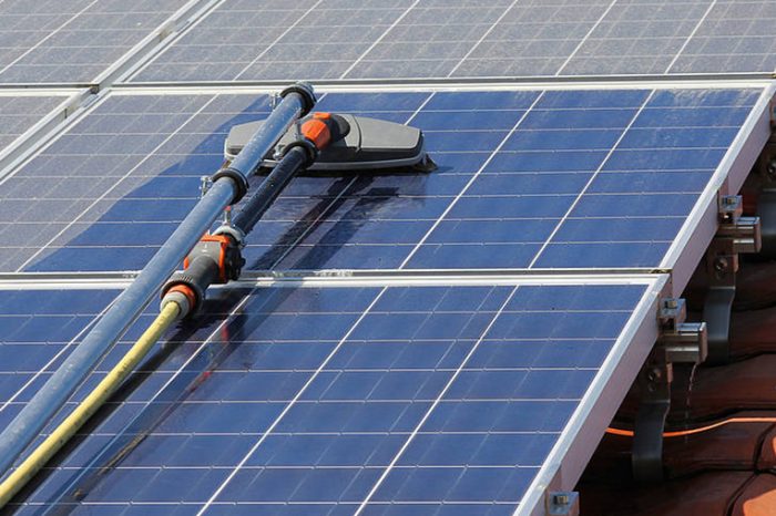Reinigung einer Photovoltaikanlage mit Reinigungsgerät in Leer
