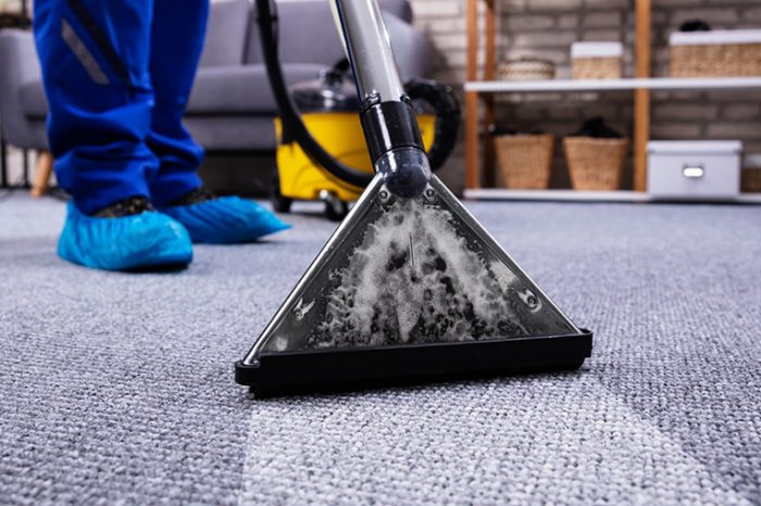 Teppichreinigung mit Dampfreiniger in Leer